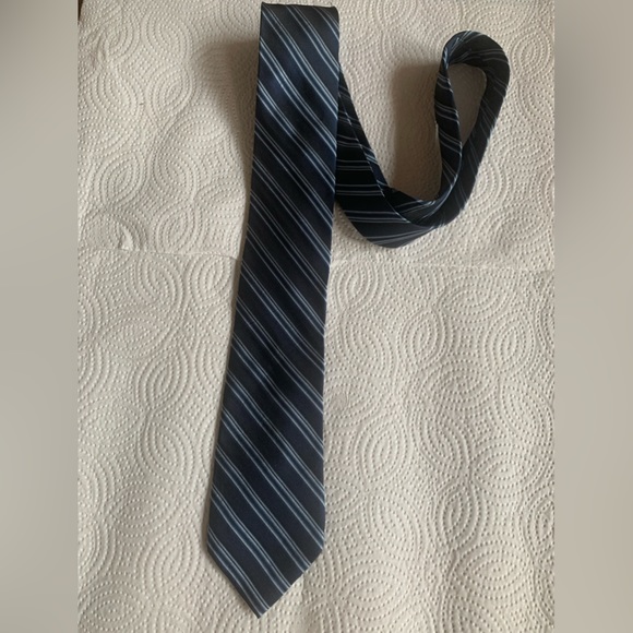 Calvin Klein Silk Necktie - Picture 3 of 4